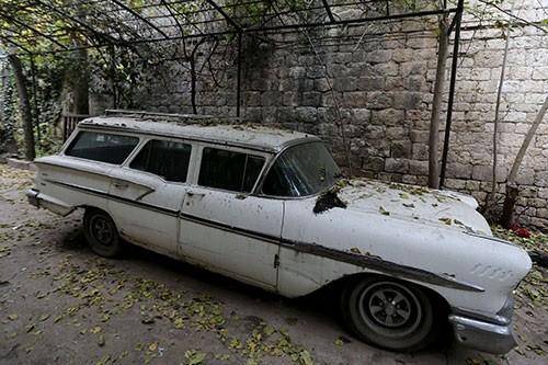 21.11.2014 - Mazlumyan’a ait eski bir araba, otelin avlusunda eski günlere nispet yaparcasına bekliyor.