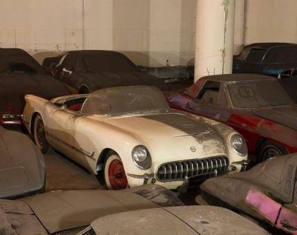 Alman asıllı Amerikalı ressam Max Peter Max’a ait bazıları 60 yıllık 36 Corvette marka otomobil, geçen yaz Amerikalı milyarder Heller Ailesi’nin adı açıklanmayan bir üyesi tarafından keşfedilip satın alındı.