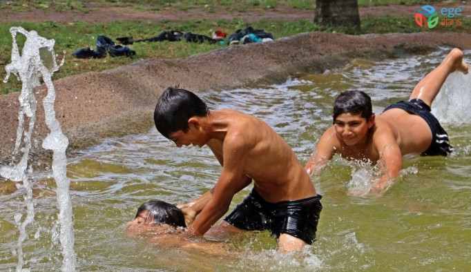 Antalya’da çocuklar süs havuzu sezonunu açtı
