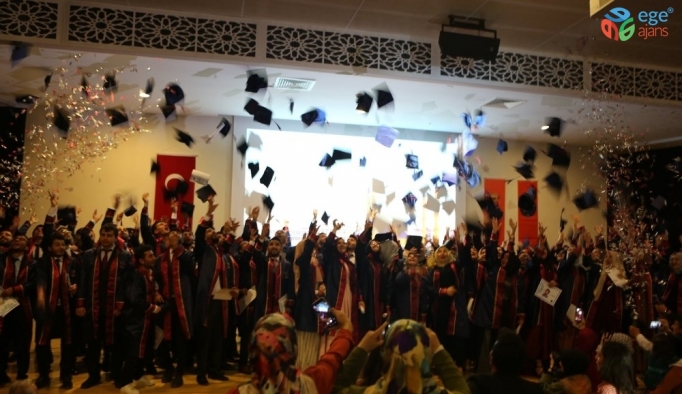 AÜ İlahiyat Fakültesinde mezuniyet sevinci