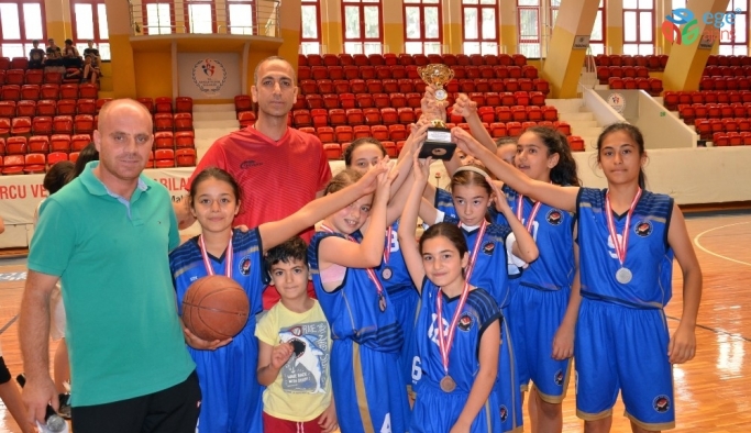 Basketbolda Şehit Halit Yaşar Mine Ortaokulu şampiyon