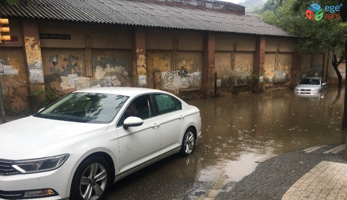 Beykoz’da araçlar su birikintisinde mahsur kaldı