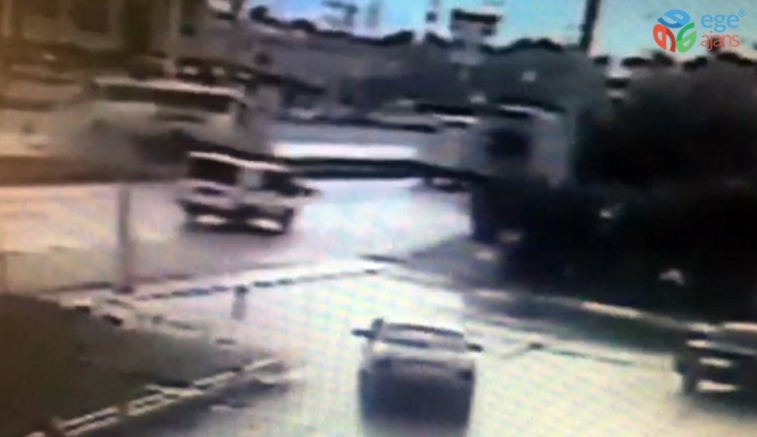 Bursa’da işçi servisinin devrildiği kaza anı kamerada