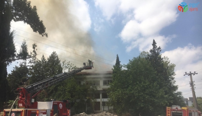 Denizli’de eski sağlık ocağı binasında yangın