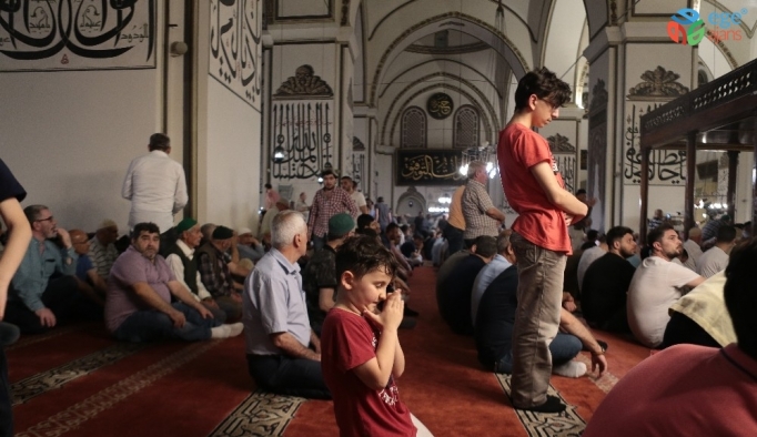 Kadir Gecesi’nde Bursalılar Ulu Cami’ye akın etti