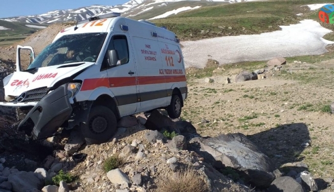 Kayseri’de ambulans takla attı: 2 yaralı