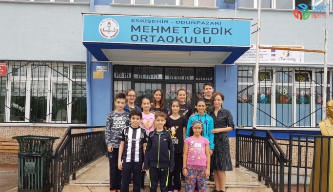 Kültür elçisi SPEAKY öğrencilere Türkçe öğretiyor