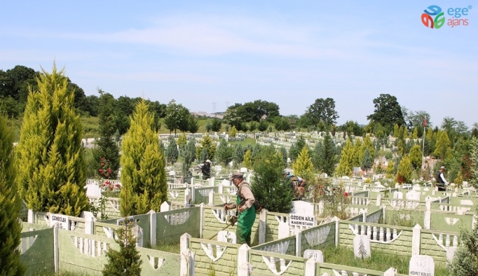 Mezarlıklar bayrama hazırlanıyor