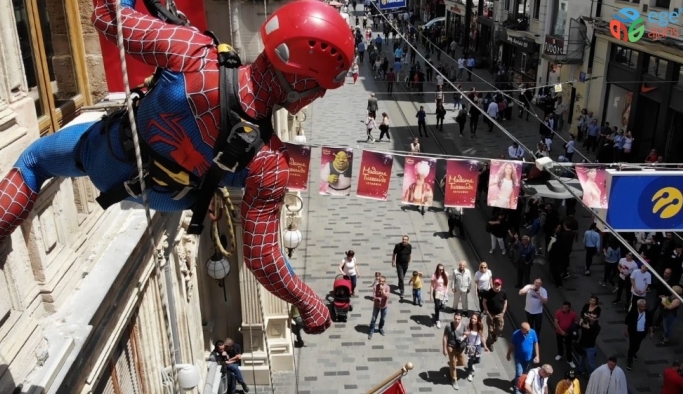 Örümcek adamların İstiklal Caddesindeki gösterisi ilgiyle izlendi