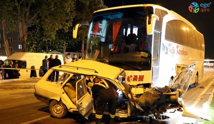 Otobüs otomobile çarptı: 3 ölü