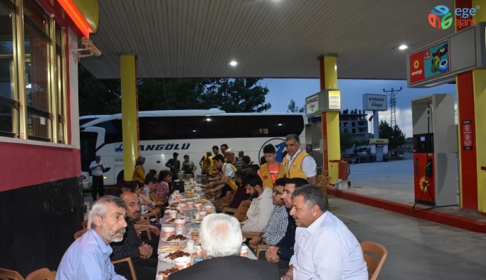Otobüs yolcularına iftar sürprizi