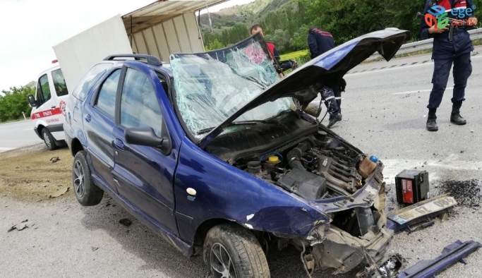 Otomobil refüje çarptı: 1 yaralı