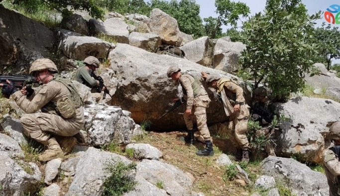 Siirt’te toprağa gömülü PKK’ya ait mühimmat ele geçirildi