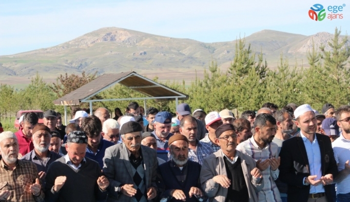 Sivas’ta ilçe halkı yağmur duasına çıktı