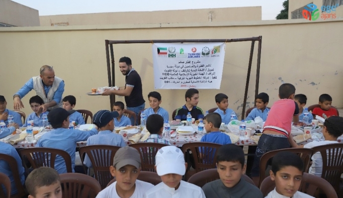 Suriye’de bin kişiye iftar yemeği