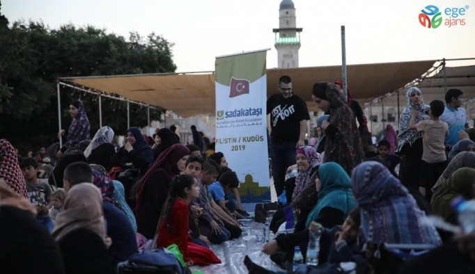Türk hayırseverlerin Mescid-i Aksa’da iftar geleneği sürüyor