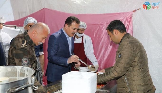Vali Akbıyık, vatandaşlarla iftar açtı