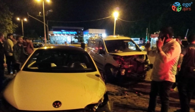 3 aracın karıştığı kazada 2 kişi yaralandı