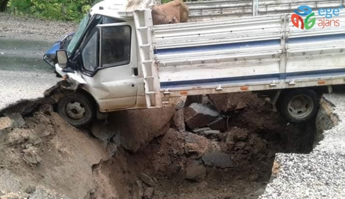 Aşırı yağış nedeniyle yol çöktü, kamyonet çukura düştü