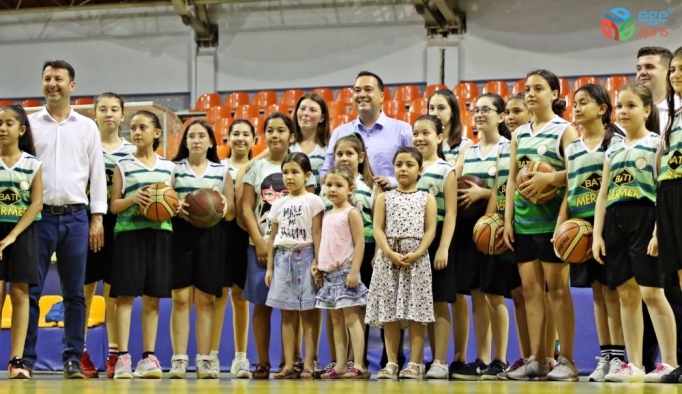 Başkan Dutlulu basketbol yaz okulunu ziyaret etti