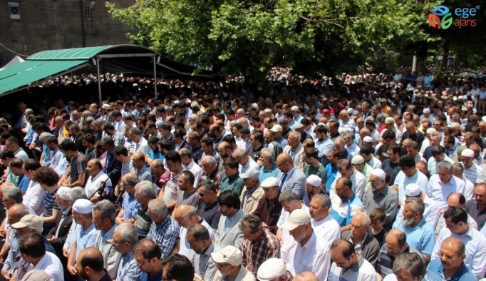 Binlerce kişi Mursi için gıyabi namazında saf tuttu
