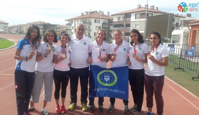 Bursa Büyükşehir’in atletizm takımı madalyalara abone