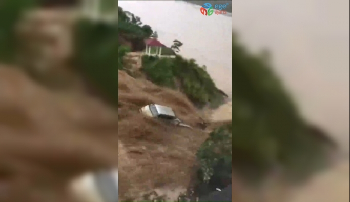 Çin’de sel suları araçları sürükledi