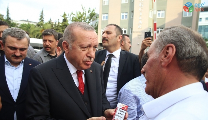 Cumhurbaşkanı Erdoğan, bir vatandaşın paketini alarak sigarayı bırakmasını istedi
