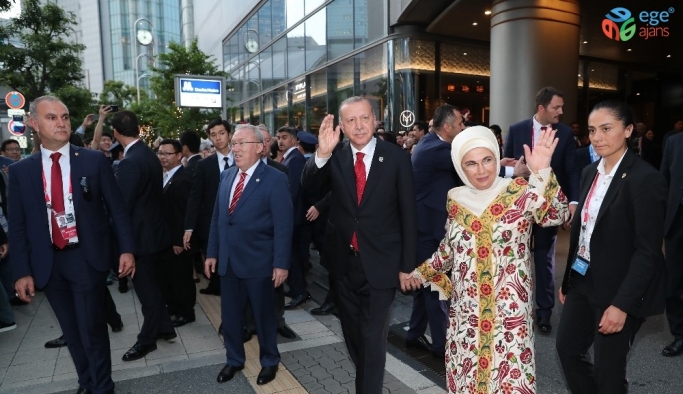 Erdoğan ve eşi Japonya’da Türk vatandaşlarını selamladı