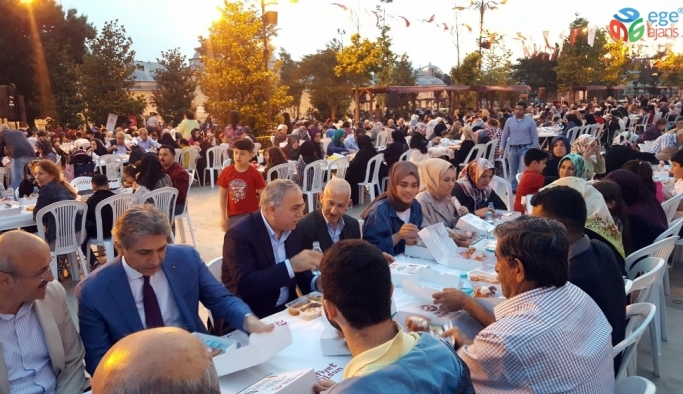 Fatih Belediyesi ve Kızılay binlerce kişiyi aynı sofrada buluşturdu