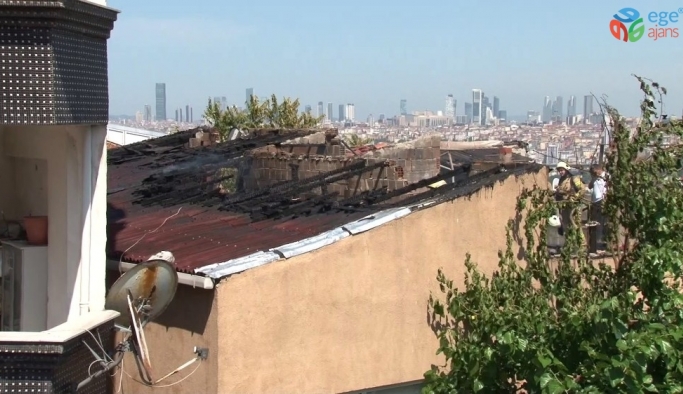 Gaziosmanpaşa’da 2 katlı binanın çatı katı alev alev yandı