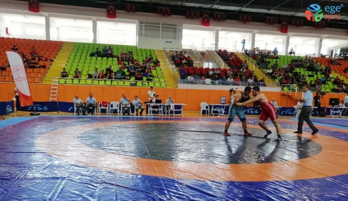 Güreş Türkiye Şampiyonası Elazığ’da başladı
