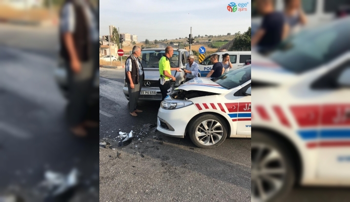 Jandarma trafik aracı ile otomobil çarpıştı: 2 yaralı