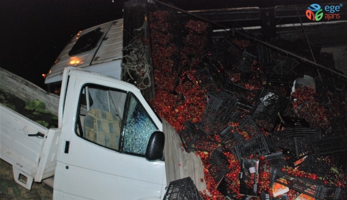 Kiraz yüklü kamyon kamyonetin üzerine devrildi: 3 yaralı