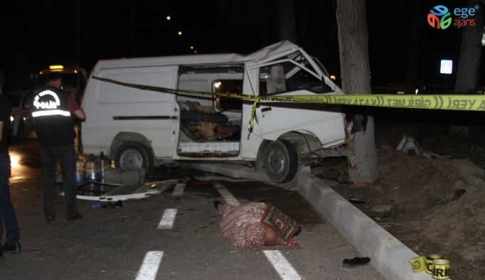 Kontrolden çıkan minibüs refüjdeki ağaca çarptı: 1 ölü, 6 yaralı