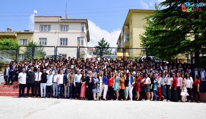 Mehmet Akif Ersoy Ortaokulu’nda mezuniyet heyecanı
