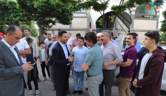 Nevşehir Belediye Başkanı Arı, Bayram namazı çıkışı vatandaşlarla bayramlaştı
