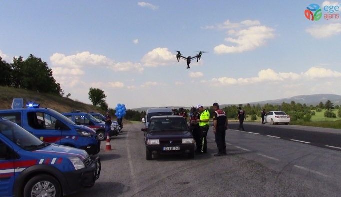 Polis ve Jandarma’dan bayram öncesi droneli trafik kontrolü  ve sürücüleri bilgilendirme uygulaması