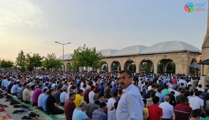 Ramazan Bayramında camiler dolup taştı