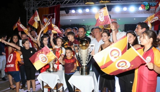 Salihli’deki Galatasaraylılardan çift kupalı kutlama