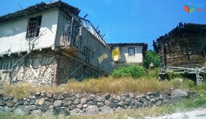 Şehit Aybüke öğretmenin köyünde göç nedeniyle tarihi evler kaderine terk edildi