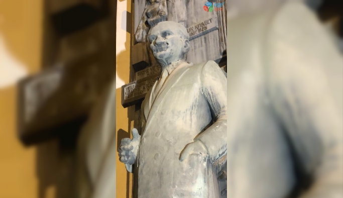 Söğüt Kaymakamlığı önündeki Atatürk büstü onarım bekliyor