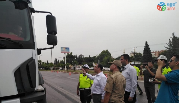 Trafik polisleri sürücüleri, Kaymakam ve Emniyet Müdürü de trafik ekiplerini denetledi