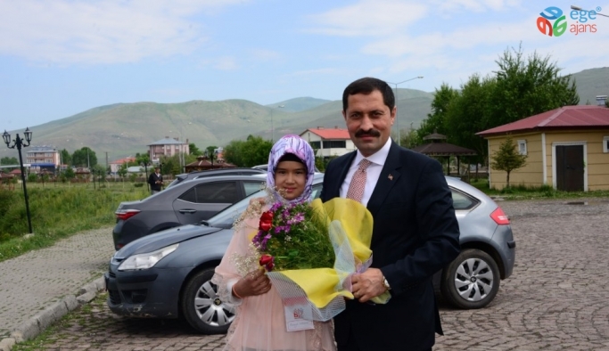 Vali Mustafa Masatlı, “Biz Anadolu’yuz Projesi” kapsamında Ardahan’a gelen öğrencilerle buluştu