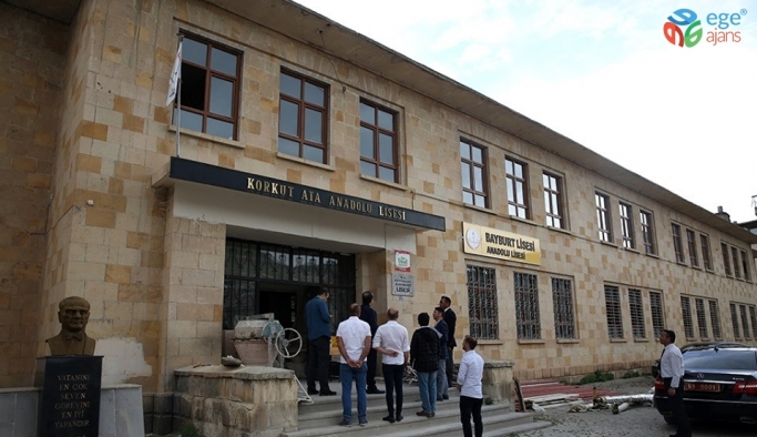 Vali Pehlivan, tarihi Bayburt Lisesi binasında yürütülen restorasyon çalışmalarını inceledi
