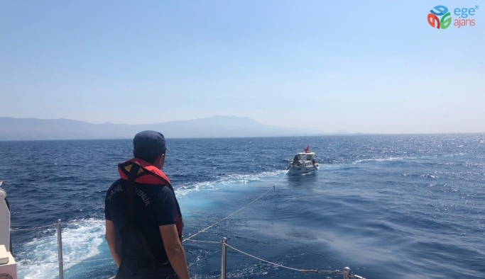 Yunan adalarına sürüklenen Türk teknesini Sahil Güvenlik ekipleri kurtardı