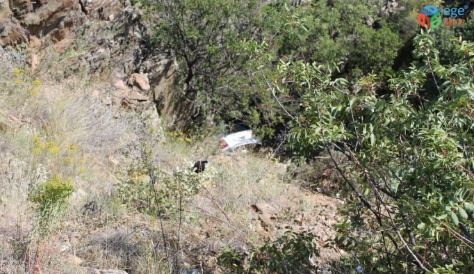 25 metrelik uçuruma yuvarlanan araçtaki 4 kişi yaralı kurtarıldı