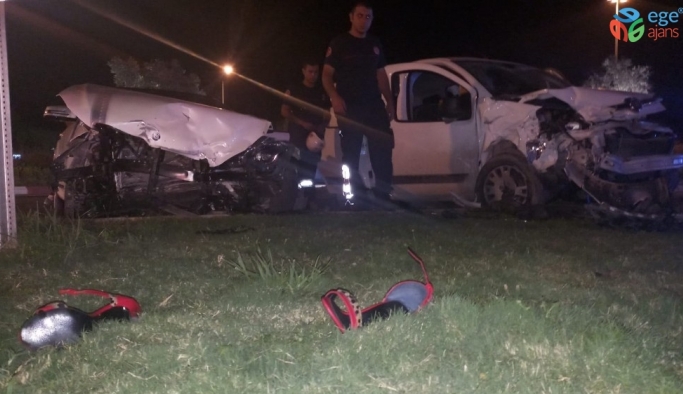Antalya’da iki otomobil kafa kafaya çarpıştı: 3 yaralı