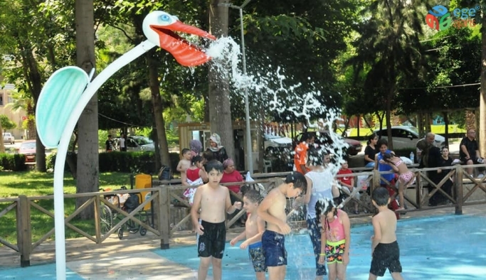 Çukurova’da çocuklar su oyun parkında serinliyor