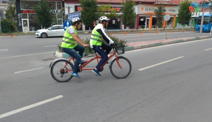 Görme engelli vatandaşlar, bisikletle şehir turu yaptı